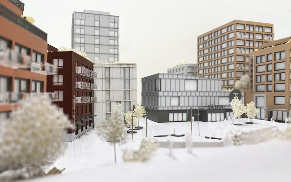Torget vid Sätra Centrum om gett av höga centrumbyggnader, flerbostadshus och biljetthall för tunnelbanan. Planterade träd, sittplatser och människor i rörelse. Illustration